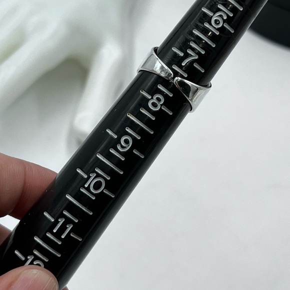 Sterling Silver With A Daisy Flower Ring
925 Sz 7.5 slightly adjustable - Picture 11 of 11